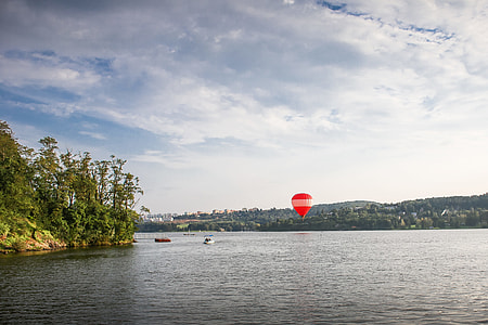 Hot Air Balloon over Lake thumbnail