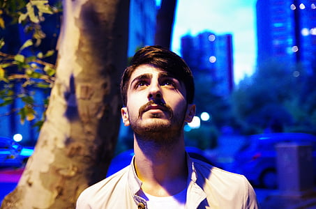 man looking up the sky thumbnail