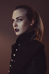 closeup photo of woman looking left side thumbnail