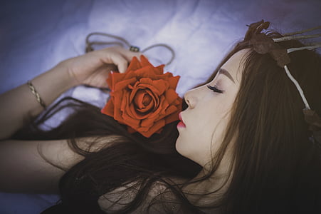 woman in brown floral headdress with brown flower thumbnail