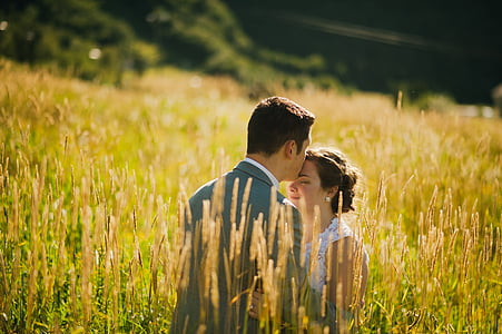 shallow focus photography of man and woman under sunny sky thumbnail