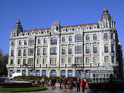 Building at Plaza de La Escandalera in Oviedo, Spain thumbnail