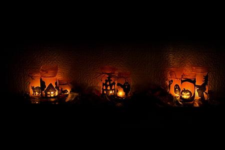 Jack'O Lantern on wall against black background thumbnail