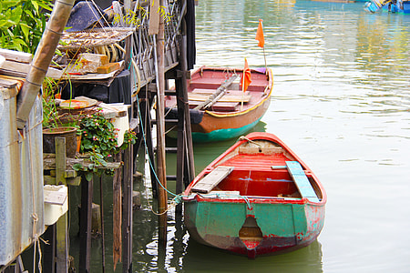 red and green boat thumbnail