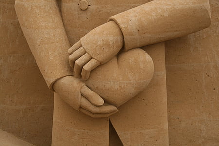 wooden stattuete thumbnail