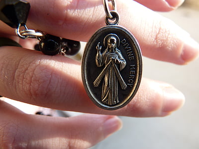 person holding Divine Mercy pendant thumbnail
