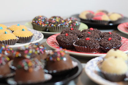 selective focus photography of assorted-flavor cupcakes thumbnail