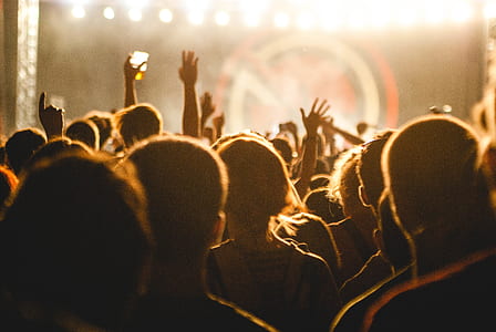 people watching concert thumbnail