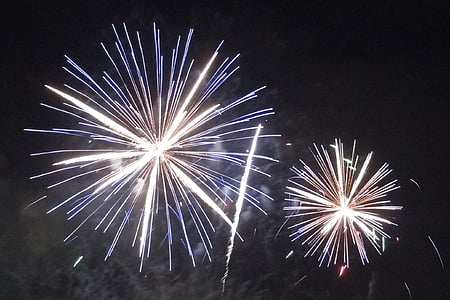 fireworks in the sky at nighttime thumbnail