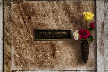 Marilyn Monroe tomb thumbnail