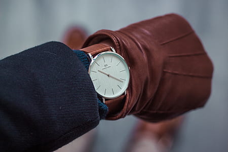 analog watch pointing at 10:21 thumbnail