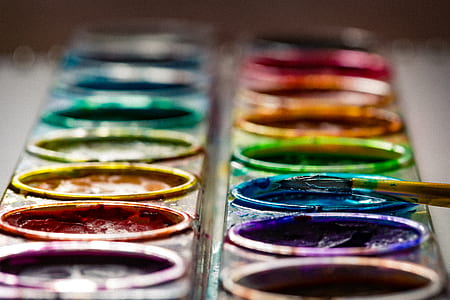 shallow focus photography of water color palette thumbnail