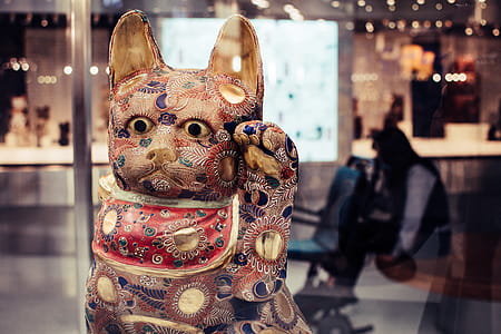 Shallow Focus Photography of Maneki-neko Figurine thumbnail