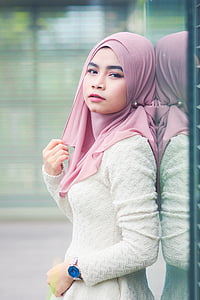 woman wearing pink hijab thumbnail