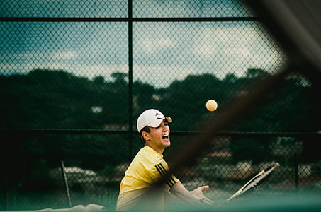 man playing tennis thumbnail