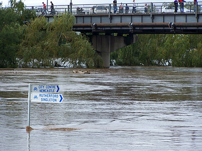 Flooding along the Maitland riverfront during the 2007 flood in New South Wales, Australia thumbnail