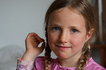 girl wearing pink shirt thumbnail