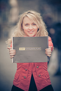 woman in red button-up shirt holding a Sunt Fotografie Pura card thumbnail