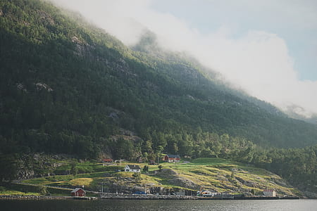 houses near mountain thumbnail
