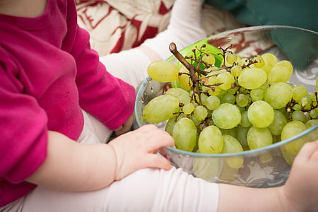 white grapes on clear glass bowl thumbnail