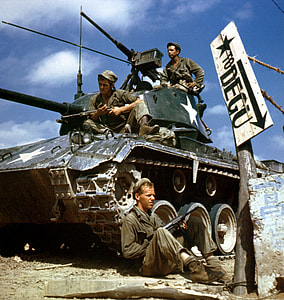 Crew of an M-24 tank along the Nakdong River front, August 1950 during Korean War thumbnail