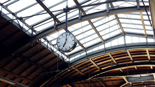train station clock displaying 7 o'clock thumbnail