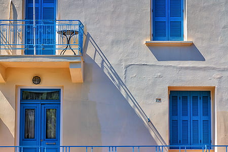 closeup photo of white and brown concrete house thumbnail
