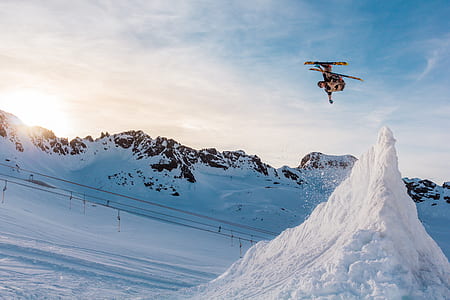 man playing ski blade thumbnail