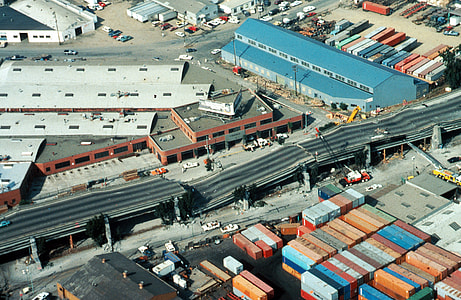 Portion of the collapsed Cypress Viaduct in Oakland, California thumbnail