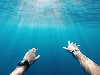 man swimming underwater thumbnail