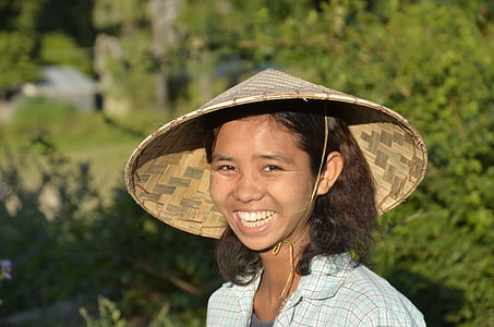 woman wearing sakkat thumbnail