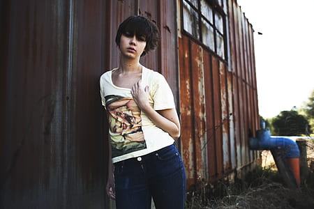 woman wearing blue jeans thumbnail