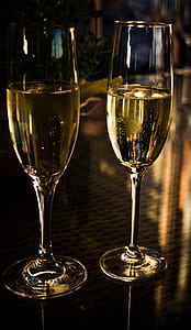 filled clear champagne flutes thumbnail