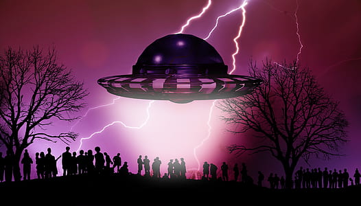 alien spaceship above people thumbnail