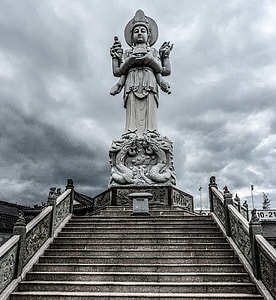 white concrete Hindu deity statue during daytime thumbnail