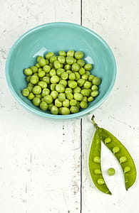 Bunch Of Green Peas thumbnail