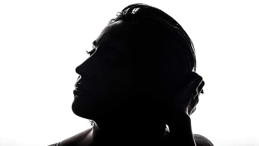 woman looking side ways thumbnail