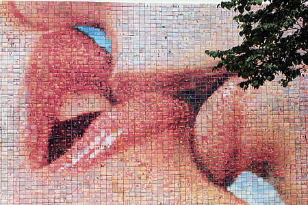 couple kissing mosaic artwork thumbnail