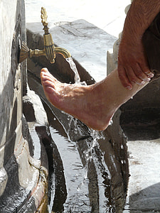 person washing his foot thumbnail