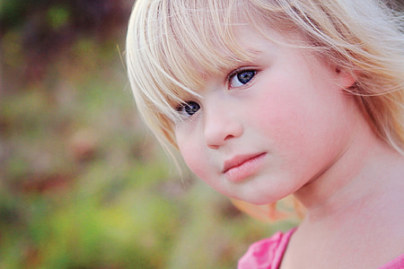 shallow focus photo of girl thumbnail