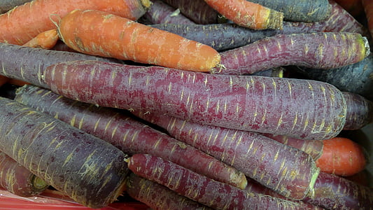 pile of purple and orange carrots thumbnail
