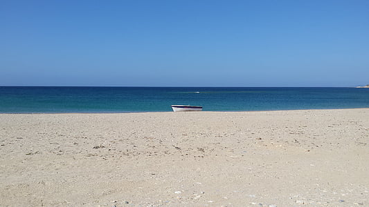 boat on shore thumbnail