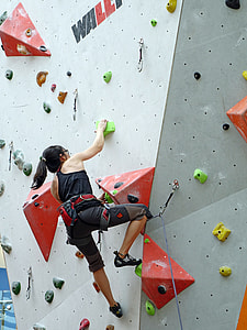 woman doing wall climbing thumbnail