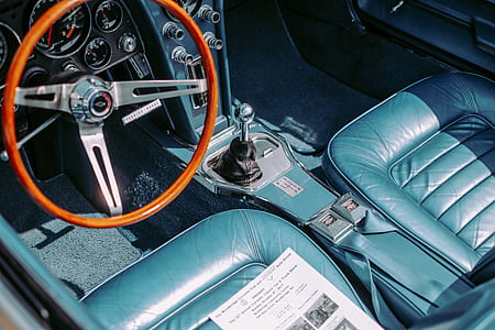 photo of empty convertible coupe seats thumbnail