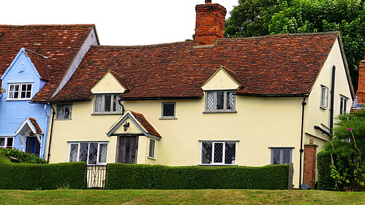 Green Grass Lawn Near White and Brown Painted House at Daytime thumbnail
