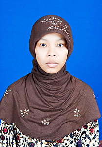 woman wearing brown hijab headdress thumbnail