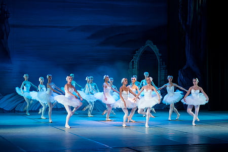 ballerinas on stage thumbnail