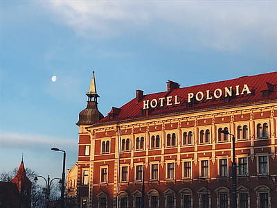 Hotel Pelonia building during daytime thumbnail