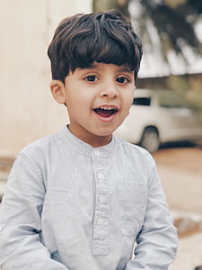 boy wearing white 4-button long-sleeved shirt selective focus photography thumbnail