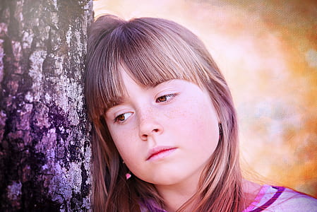 girl leaning on tree bark thumbnail